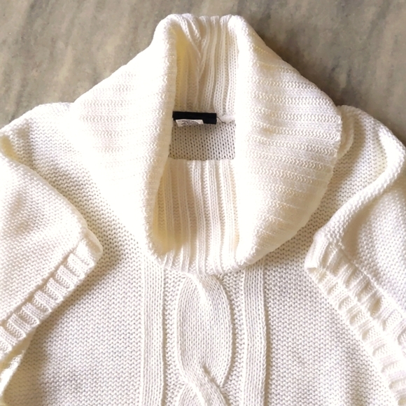 NWT. Junior Cropped sweater vest with cowl neck and front pattern. - Picture 3 of 4